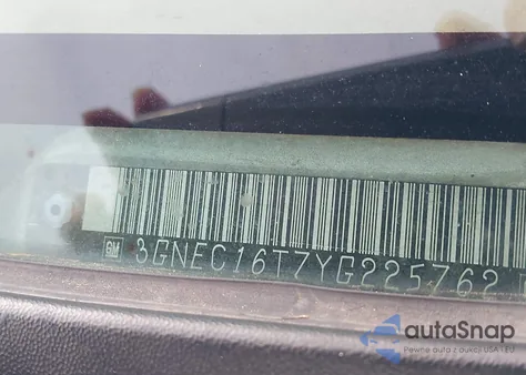 2000 Chevrolet Suburban 1500 Ls z USA, uszkodzony, nr VIN 3GNEC16T7YG225762